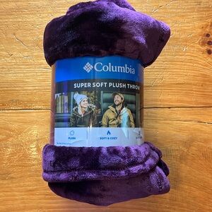 Columbia nwt black cherry super soft plush throw 50” x 60”